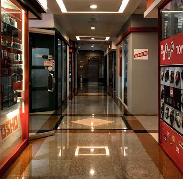 Shiny decorative concrete floor with sealing and coating for commercial hotel lobby