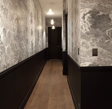 Rénovation intérieure avec pose de parquet et papier peint texturé dans un couloir haut de gamme