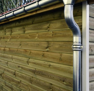 Bardage bois extérieur avec finition en clin horizontal et gouttière en zinc