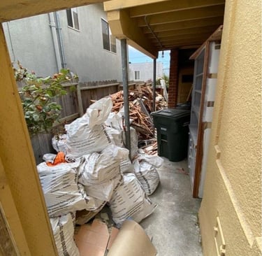 Sacs de gravats et déchets de chantier stockés en attente d’évacuation après démolition intérieure.