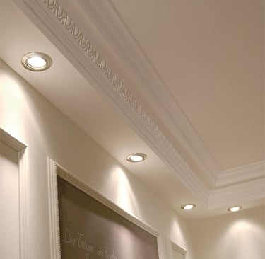 Plafond en staff avec corniches décoratives et spots LED encastrés pour un éclairage moderne et élég