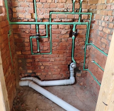 Réseau de plomberie en multicouche et évacuation PVC encastré dans mur en briques