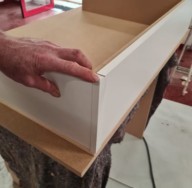 Montage sur mesure d’un meuble en bois en atelier avant installation