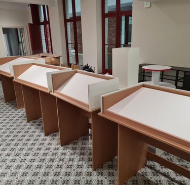 présentoir bois, mobilier sur mesure, agencement musée, menuiserie intérieure, meuble d’exposition