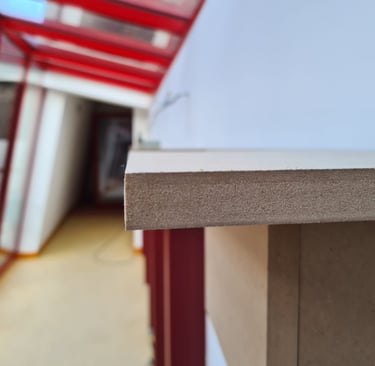 panneau MDF, menuiserie bois, détail finition, meuble sur mesure, matériau brut