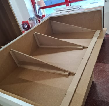 Fabrication sur mesure d’un meuble ou comptoir en atelier de menuiserie