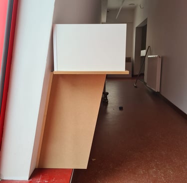présentoir bois, menuiserie sur mesure, agencement commercial, mobilier bois, structure brute