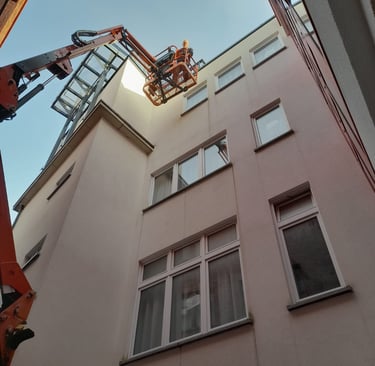 Travaux d’accès en hauteur avec nacelle élévatrice pour intervention sur façade d’immeuble