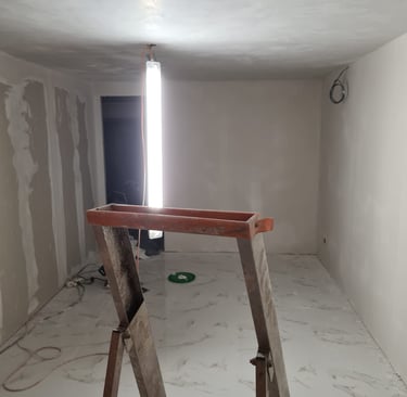Finitions intérieures : pièce rénovée avec cloisons en plaques de plâtre et plafond lissé