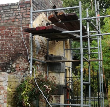 Restauration d’un bâtiment ancien avec échafaudage et maçonnerie de façade en briques
