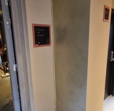 Mur intérieur enduit décoratif effet béton ciré dans un espace commercial