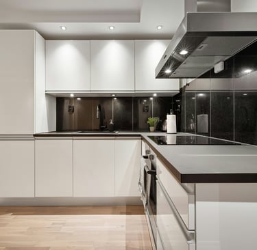 cuisine moderne, rénovation haut de gamme, crédence noire, cuisine brillante, Zynel Rénovation