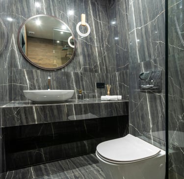 Salle de bain moderne avec carrelage mural effet marbre noir et mobilier suspendu