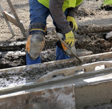 Nivellement et lissage d’un coffrage rempli de béton frais pour dalle