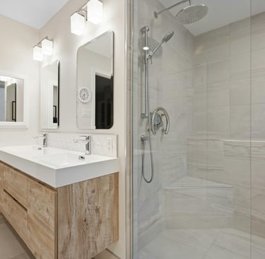 salle de bain moderne, double vasque, douche à l’italienne, carrelage beige, rénovation intérieure B