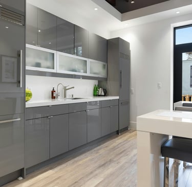 cuisine contemporaine, rénovation intérieure, meubles laqués, cuisine ouverte, lumière naturelle