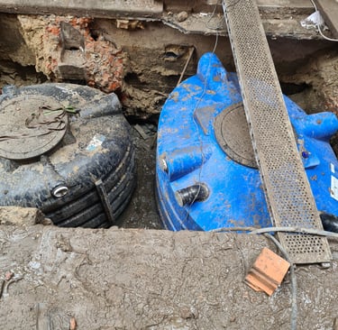 Installation de citernes plastiques enterrées avec trappes de visite et raccords en attente