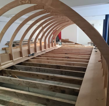 Montage d’une structure bois courbe sur ossature pour aménagement intérieur spécifique