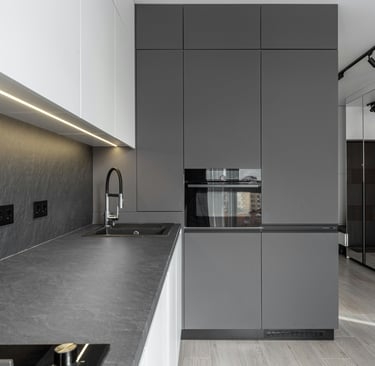 cuisine contemporaine, rénovation haut de gamme, façades mates, plan de travail effet pierre, Zynel 