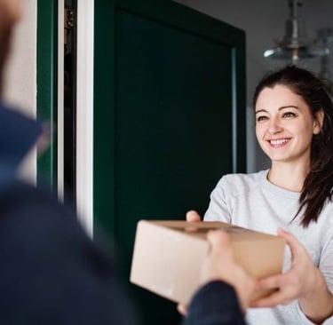 Cliente recibiendo su pedido en casa con entrega rápida de Agrotool