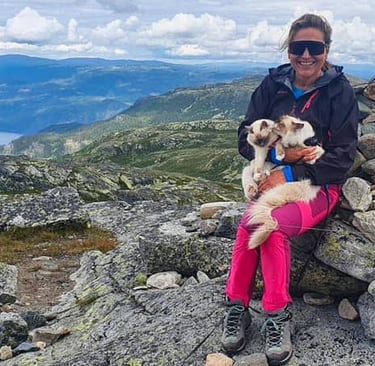 Åse på fjelltur med to hellig birma katter
