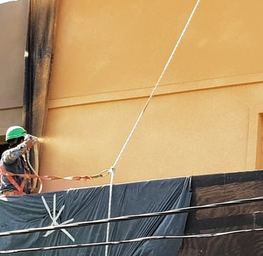 Aplicación de revestimiento acrílico proyectado en fachada