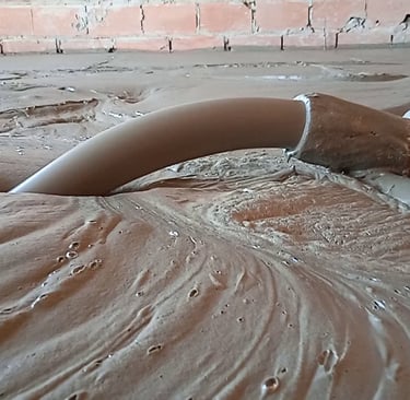 Manguera vertiendo concreto celular para contrapiso alivianado