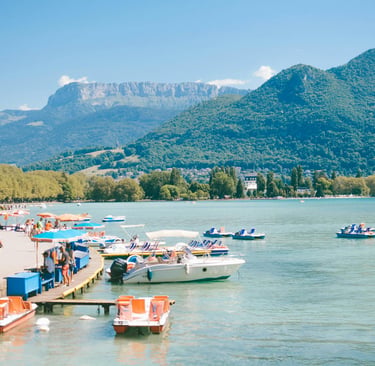 lac d'Annecy en été, double saisonnalité du SEO local