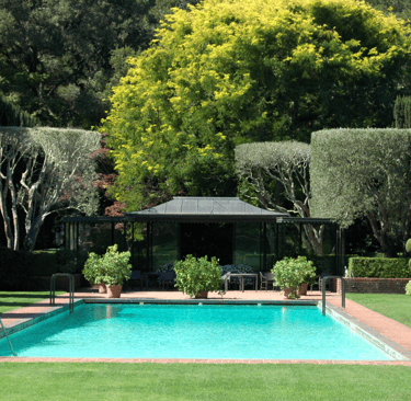 Piscines Var – Pose et construction dans une maison en banlieue