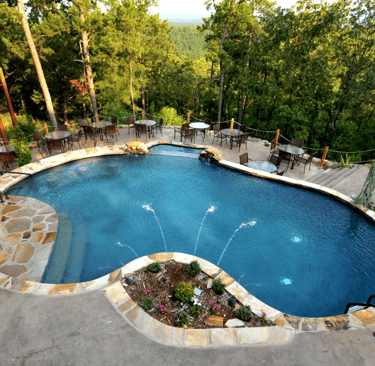 Revendeur piscine – Piscine coque posée dans un jardin du Var