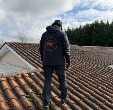 Artisan couvreur EJL Couverture inspectant une toiture en tuiles afin d'évaluer son état avant des t
