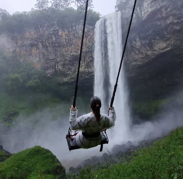 Balanço infinito, no pé da cascata caracol, em Canela