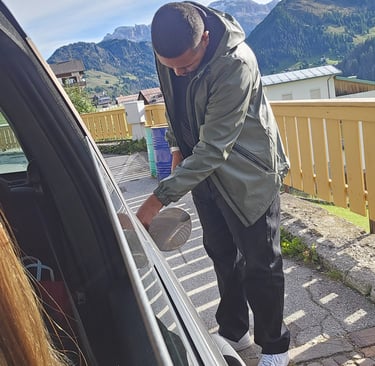 Foto do Matheus batendo a cabeça pra aprender a abastecer o carro na Itália
