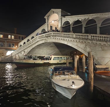 Foto tirada na Ponte Rialto, em Veneza