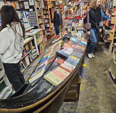 Foto tirada na Libraria Acqua Alta, em Veneza