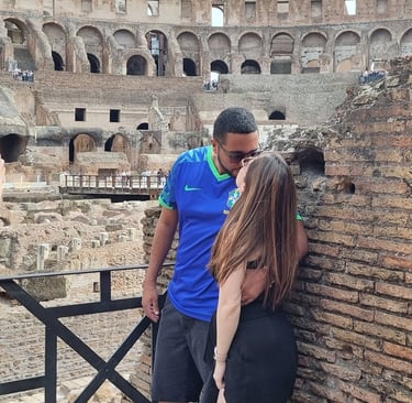Foto tirada na parte interna do Coliseu, em Roma