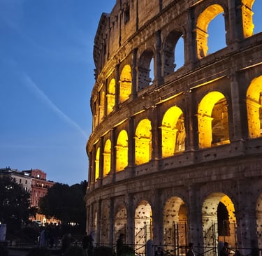 Foto tirada à noite no Coliseu, em Roma
