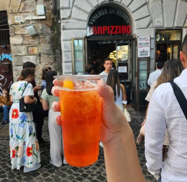Foto de um Aperol Spritz, em Trastevere, em Roma