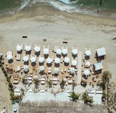 Vue aérienne de la plage Playa Amor à Leucate, entre transats et ambiance estivale
