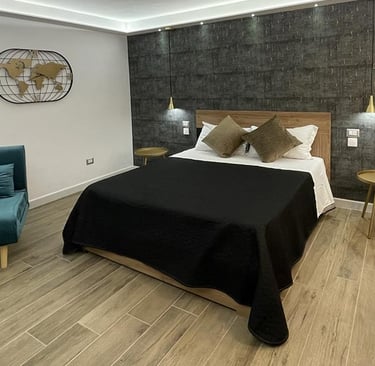 Interno di una casa vacanze a Napoli con soggiorno accogliente, cucina attrezzata e camera da letto spaziosa