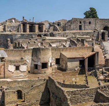Scavi di Pompei: vista su un’antica strada con rovine ben conservate e il Vesuvio sullo sfondo
