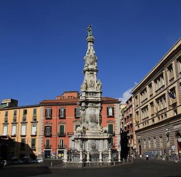 Facciata della Chiesa del Gesù Nuovo a Napoli, con la caratteristica pietra bugnata e i misteriosi simboli incisi nella rocci