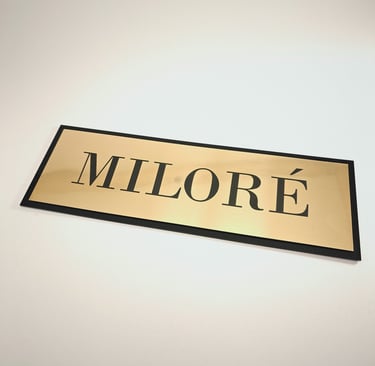 durų kortelė su išgraviruotu įmonės pavadinimu