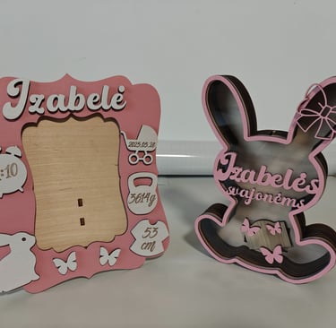 Medinis remelis nuotraukai su dekoracijomis ir taupykle su vaiko vardu