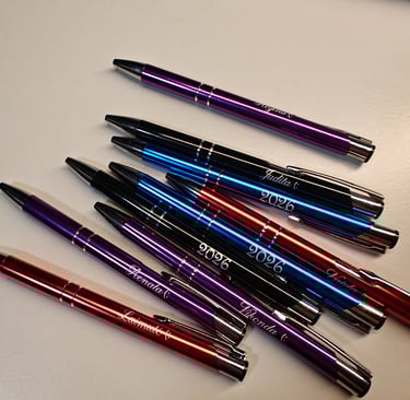 Graviruoti spalvoti tusinukai su norimu tekstu ar vardais