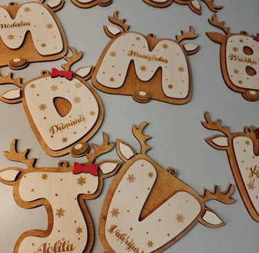 Graviruoti kalediniai zaisliukai - raides is faneros su vardais 