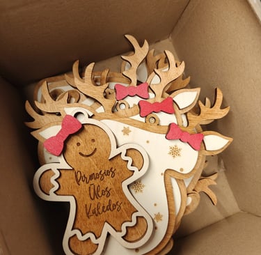 Graviruoti spalvoti kalediniai zaisliukai su raudonais kaspinais ir graviruotais vardais