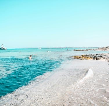 Blick auf den Strand und das Meer von Formentera