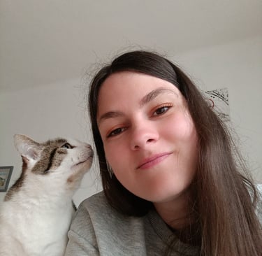 Mama et un chat en garde