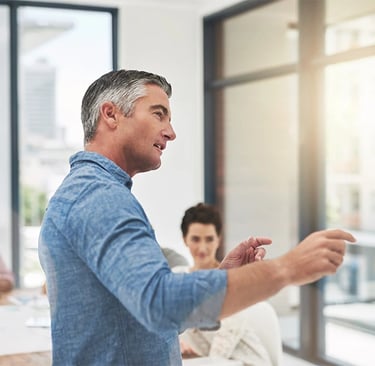 Relator de OTEC dando clases